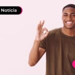 Homem fazendo sinal de ok com as mãos
