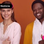 Jovens sorrindo após ler notícia sobre resultado do Concurso Nacional Unificado.