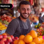 homem em banca de fruta