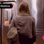 mulher enfrente ao metrô