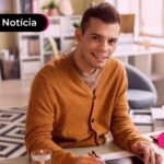 Trabalhador CLT sorrindo enquanto lê novo pronunciamento do consignado privado.