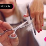 Pessoa usando tesoura para cortar cabelo de cliente.