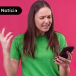 Pessoa com raiva após cair em golpe no WhatsApp.