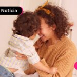 Mãe com o filho no colo