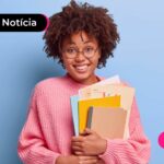 Estudante sorrindo após ler notícia sobre pagamento do Pé de Meia.