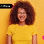 Mulher sorrindo para a foto