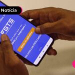 Pessoa usando celular para consultar saldo do saque aniversário com o app "FGTS"