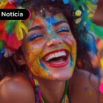 Mulher vestida com roupas de carnaval feliz