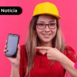 Trabalhador CLT usando celular para tirar dúvidas sobre o consignado privado.