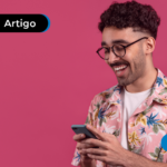 Homem mexendo no celular