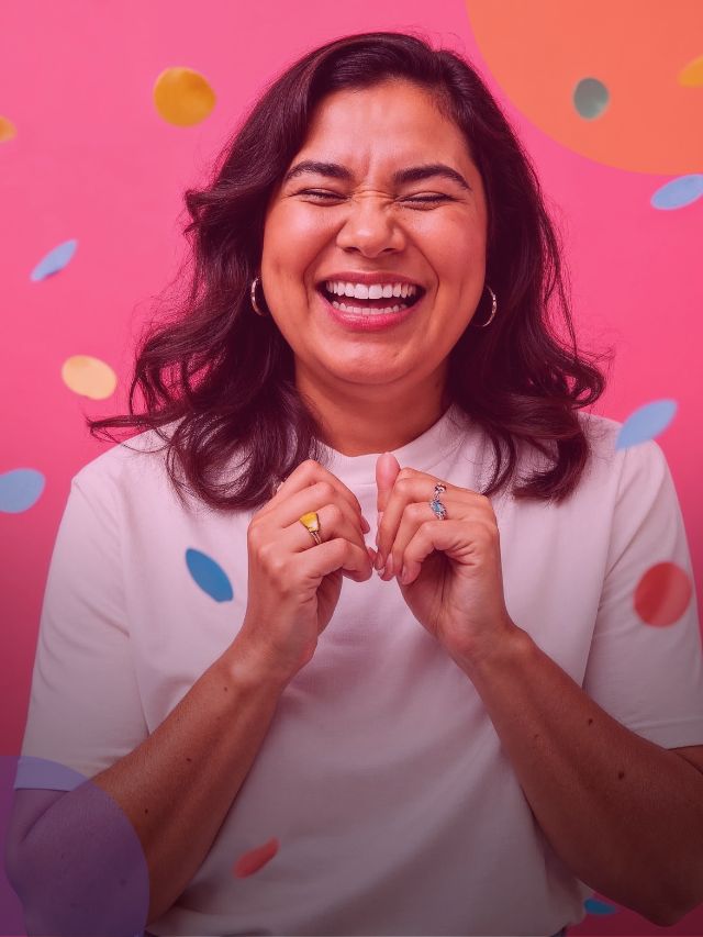 Mulher feliz com confetes caindo nela