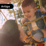 Criança feliz brincando no balanço com a mãe