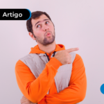 Homem com cara de questionamento apontando para o lado