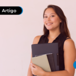 Mulher com cadernos na mão