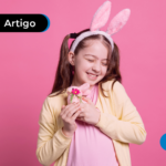 Criança com orelhas de coelho com um coelho na mão
