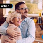 Mãe e filho se abraçando