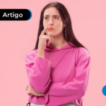 Mulher com expressão de questionamento e duvida com a mão apoiada no queixo