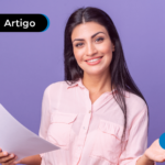 Mulher com papel na mão