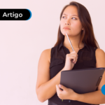 Mulher pensativa, com prancheta na mão, pensando sobre recurso adesivo