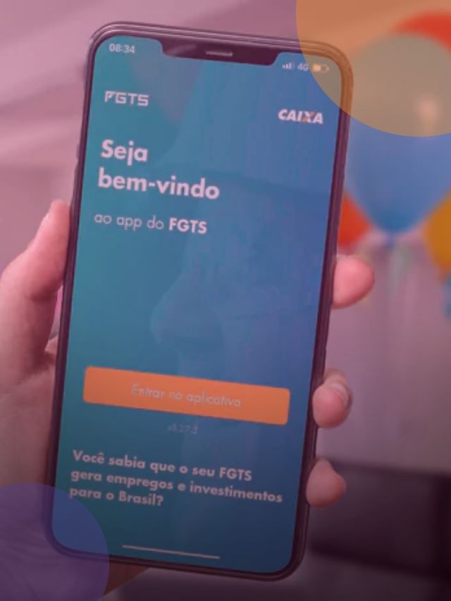 Pessoa usando celular para fazer saque-aniversário do FGTS em fevereiro.