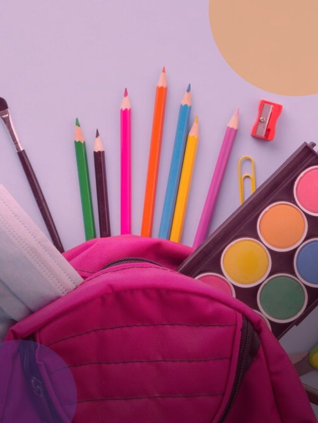Material escolar espalhados em mesa simbolizando volta às aulas.