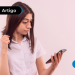 Mulher CLT pesquisando direitos trabalhistas