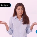 mulher em dúvida com blusa azul claro