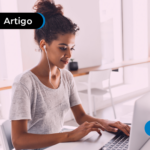 Mulher mexendo no computador