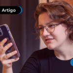 Mulher conferindo admissão na carteira de trabalho