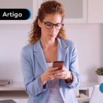 Mulher pesquisando sobre alteração salarial na carteira de trabalho digital