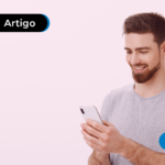 homem de blusa cinza mexendo no celular
