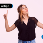 Mulher apontando para cima