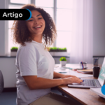 Mulher mexendo no computador