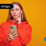 Mulher em duvida sobre alterar dados bancários na Carteira de Trabalho Digital