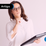 Mulher pensando como assinar carteira de trabalho digital