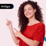 mulher feliz com blusa vermelha