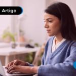 Mulher mexendo no computador
