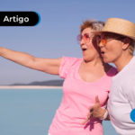 um casal de dois idosos tirando uma foto