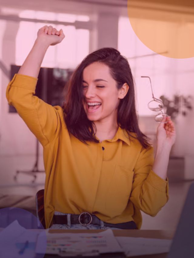 Mulher CLT feliz com o novo consignado privado
