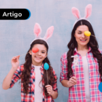Mãe e filhas com orelhas de coelho e ovos de pascoa coloridos