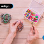 Pessoa fazendo pulseira de missanga com a ajuda de uma pinça