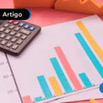 papeis com uma calculadora em cima
