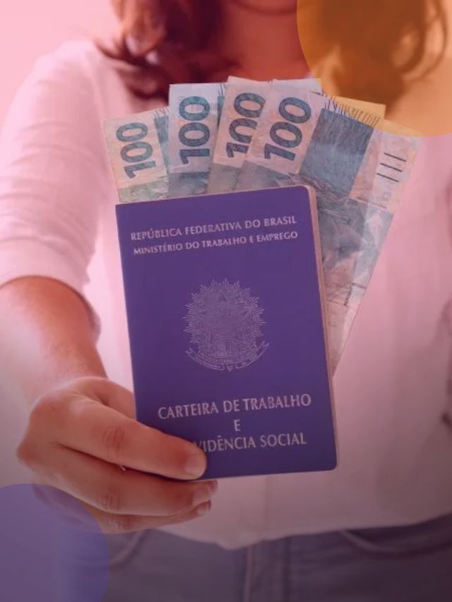 Pessoa segurando carteira de trabalho e notas de cem reais.