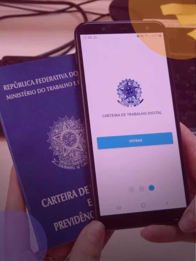 Pessoa segurando celular com aplicativo da CTPS