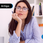 Mulher CLT pensando em consignado privado