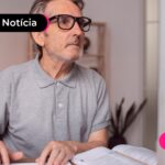 Aposentado mexendo no notebook vendo que o 13 INSS pode ser antecipado
