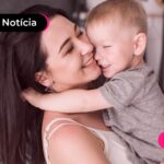 Mulher segurando bebe no colo