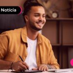 Jovem morador de Macapá sorrindo após ler que o Crédito do Trabalhador está disponível.