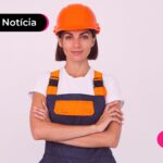 Trabalhadora com uniforme.