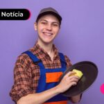 Trabalhador CLT sorrindo.